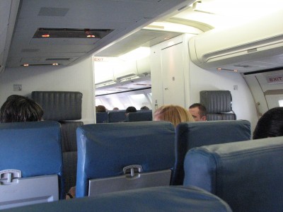 cabin crew on Delta's 757 service from ATL to BOS--зачем заниматься пассажирами, когда можно поговорить о чём-то своём?