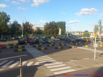 Не смотря на закрытие, машини парковке все еще стоят. Да и сама парковка работает, так как парковщик, который управляет шлагбаумами присутствует