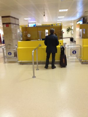 IMG_1253.JPG (207.34 Кіб) Переглянуто 13328 разів Стойка паспортного контроля, над каждым пограничником висят камеры, фотографирующие пассажиров при въезде и выезде