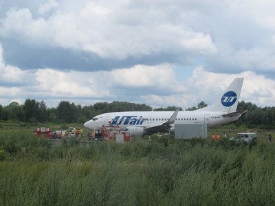 После приезда первой группы спасателей, минут 10 все ходили вокруг самолета в поисках счастья