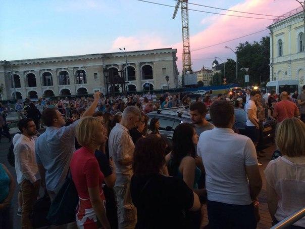 возле посольства.jpg