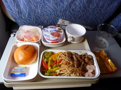 P1260912.JPG (264.05 Кіб) Переглянуто 9336 разів Сніданок: нуудлз (локшина) з яловичиною, солодким та гострим перцем, фруктовий салат, йогурт.