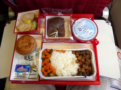 P1280256.JPG (242.57 Кіб) Переглянуто 9332 разів Обід: рис з м'ясом (яловичина? забув...) та овочами, салат з куриним філе, брауні (brownie).