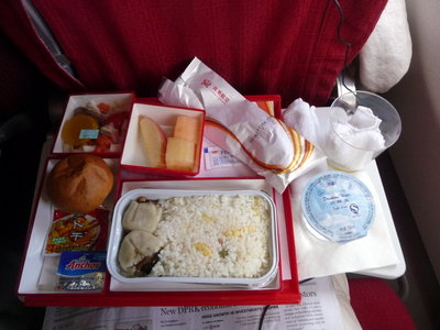 P1280261.JPG (219.63 Кіб) Переглянуто 9349 разів Вечеря: щось чудернацьке - рис з пельменями з невідомою начинкою, на смак схожою на рибу, овочевий салат з куркою, фруктовий салат.