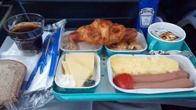 горячие сосиски (куриные). Также в наборе присутствовало (не все хорошо видно на фото ), 3 ломтика сыра и оливка, мюсли со сладким  йогуртом, пирог, масло, абрикосовый джем, круассан, хлеб отдельно запакован