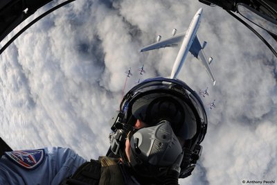 Французский пилот сделал селфи во время сопровождения последнего Boeing 747 компании Air France..jpg