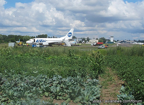  Boeing 737        .     