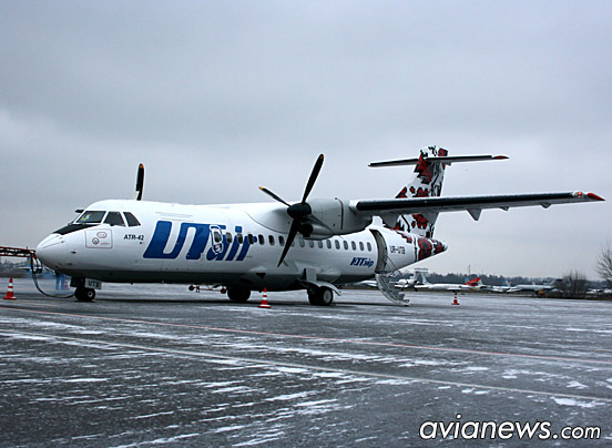 ATR-42    UR-UTB.           Utair .      002     "" ()  .