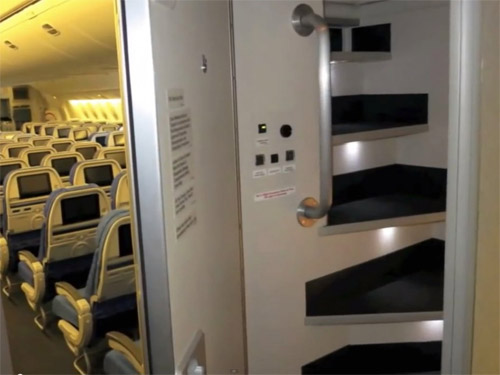 Лестница, ведущая в комнату отдыха экипажей самолета Boeing