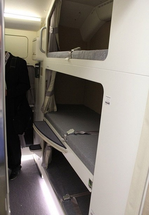в лайнере-гиганте Airbus A380 Malaysia Airlines спальные места экипажей находятся по три друг над другом, как в спальных вагонах европейского стандарта