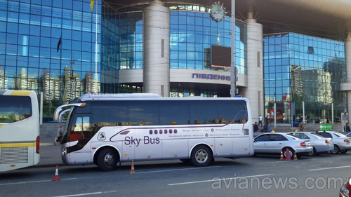 Автобус Skybus у Южного жд вокзала Киев Пассажирский