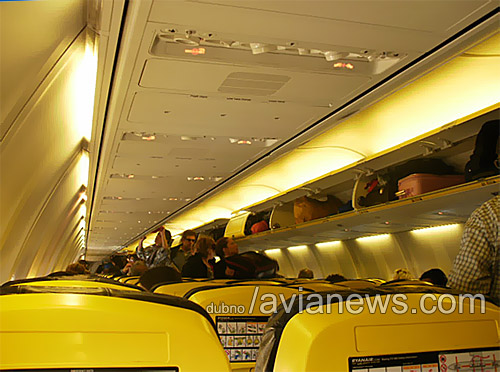 Ryanair разрешает проносить на борт самолета ТОЛЬКО одно место ручной клади. Его вес не должен превышать 10 кг. а габариты 55Х40Х20 см. Любые дополнительные предметы (ноутбук, фотокамера, товары Duty Free, букет цветов) запрещены. Они должны быть упакованы в одну сумку/пакет.