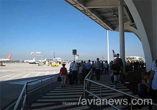 Ryanair часто требует от аэропортов парковать самолеты недалеко у терминалов. при этом пассажиры следуют в самолет пешком.