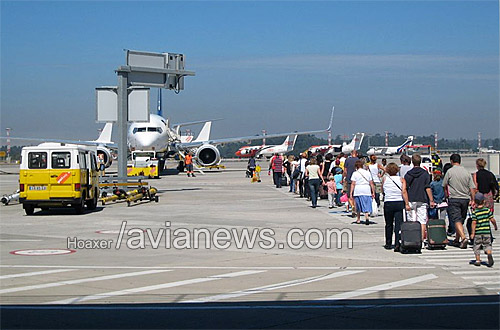 Ryanair часто требует от аэропортов парковать самолеты недалеко у терминалов. при этом пассажиры следуют в самолет пешком.