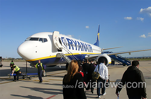 В 1998 году Ryanair заказала 45 самолетов нового поколения Boeing 737-800. Первый авиалайнер этой модели лоу-кост получил уже в 1999 году. В 2000-м число Boeing 737-800 во флоте Ryanair увеличилось до 13. Тогда же авиакомпания открыла собственный сайт, на котором можно было забронировать авиабилет.