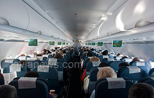 Салон самолета Airbus A319 Чешских авиалиний с бортовой системой развлечения, выдвижными экранами