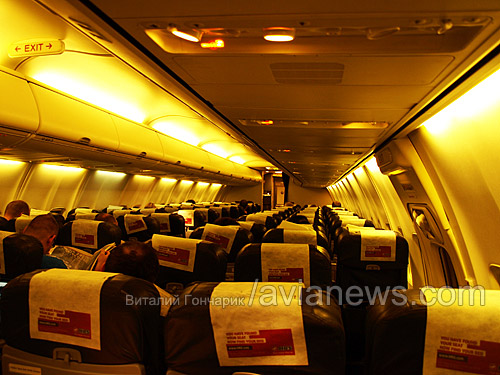 Cabine of Boeing 737-700 Cimber Sterling Салон самолета