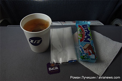 На завтрак были предложены чай, соки (томатный, яблочный и апельсиновый), вода и печенье. К чаю предлагался также лимон.