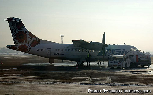 Ютэйр. Лететь предстояло на самолете ATR-42-320 с бортовым номером UR-UTB. Он стоял в 100 метрах от двери сектора №3. Тем не менее подали автобус, который, сделав большой круг, доставил около 20 пассажиров к самолету.