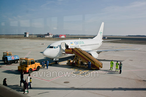 Boeing 737-500 авиакомпании Air Onix, бортовой номер UR-KRC