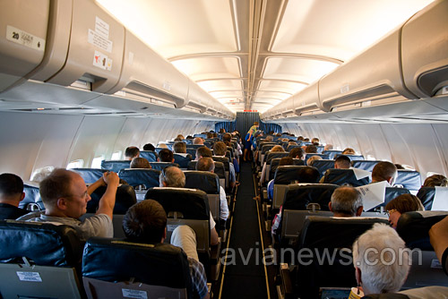 Салон самолета Boeing 737-500 UR-GBF авиакомпании МАУ