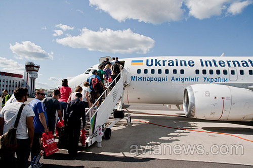 Посадка в самолет авиакомпании МАУ в аэропорту Вильнюс