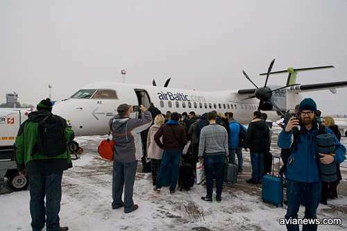 Посадка пассажиров в самолет Bombardier Q400 авиакомпании airBaltic, рейс Киев-Рига
