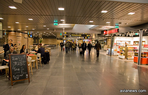 Зал вылета с магазинами Duty Free и ресторами в аэропорту Рига