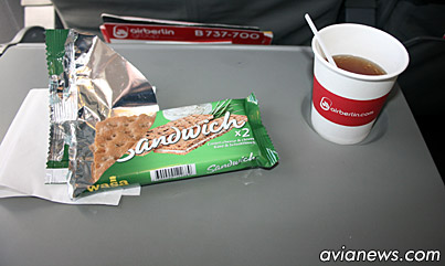 ^^ Бесплатное питание от Air Berlin на рейсе Краков-Берлин. На выбор соленый или сладкий крекер с начинкой. На более длительных рейсах предлагается бутерброд.