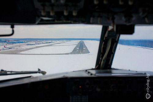 Посадка, вид из кабины Боинг 737 фото