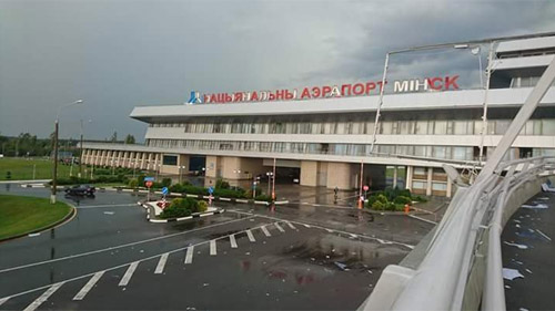 Буря сорвала вывески с терминала аэропорта Минск