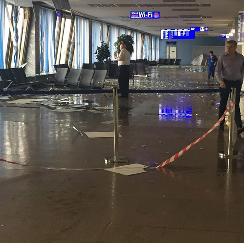 Из-за бури в минском аэропорту в терминале выбиты стекла