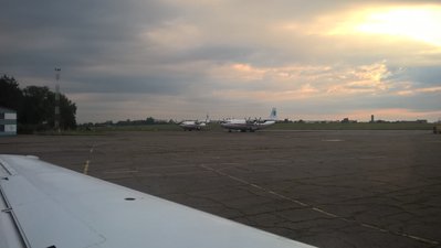 літаки АН-12 Українського Аероальянсу на пероні міжнародного аеропорту Чернівці