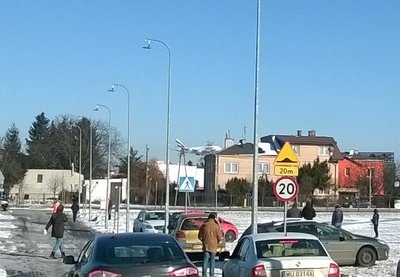 Герой дня среди застройки