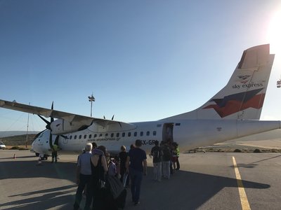 процесс посадки в ATR, в передней части самолета закрывается дверь багажного отсека