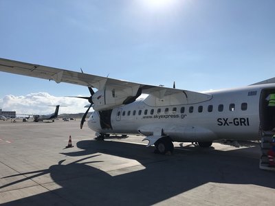 ATR-42 Sky Express на перроне аэропорта Афин
