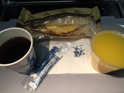 KLM, утренний рейс из Киева: горячий сендвич с сыром