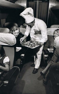 Еда в самолете была свежей в 1958 году и доставлялась лично шеф-поваром