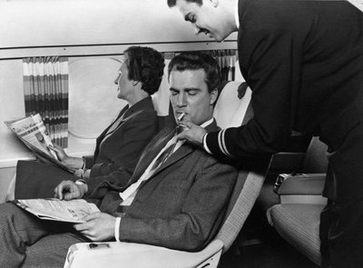 Хорошо, что сегодня в самолетах нельзя курить, но все же в стиле этому парню не откажешь!
