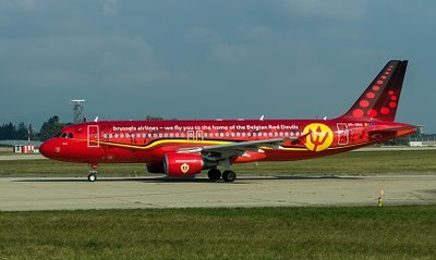 Brussels_Airlines_(Belgian_Red_Devils_livery),_Airbus_A320-214,_OO-SNA_(29652967064).jpg