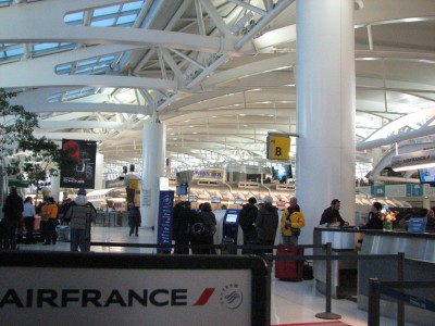 Общий вид зала регистрации Терминала 1, из которого вылетают Airfrance, Аэрофлот, многие другие члены Sky Team (за исключением Дельты), а также некоторые члены Star Alliance.