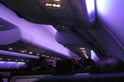 Во время полёта в салоне приятный фиолетовый свет (который фото передаёт неадекватно).