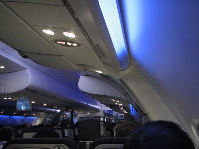 В течение полёта несколько раз меняется цветовая гамма освещения. При посадке в самолёт свет белый у потолка и синий над боковыми сиденьями.