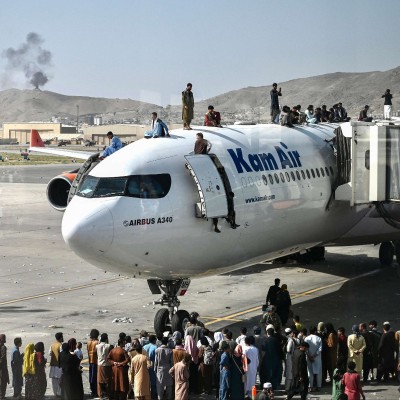 afghanen-steigen-auf-ein-flugzeug-in-kabul-2Wec.jpg