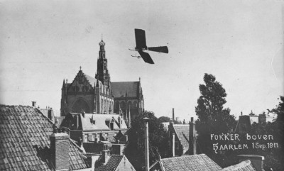 Fokker_vliegt_rond_de_Grote_of_Sint-Bavokerk_in_Haarlem-scaled.jpg