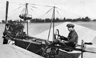 Fokker_in_zijn_Spin_Dutch_aviation_pioneer_Fokker_in_his_first_aircraft.jpg