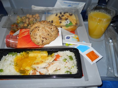 KLM. AMS-ORD. Обід - курка каррі з рисом, якимсь салатом з пророщеним горохом (екстрім якийсь  ), булочка і смачнючий пудинг на футбольну тематику, сік, кава.<br />Потім ще морозиво з карамеллю, не сфоткав :(