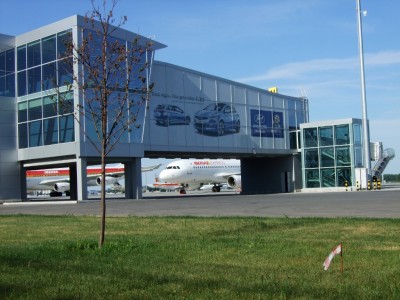 А 340-300 компании IBERIA  и А 320-200 IBERIA EXPRESS возле  терминала  D  (KBP)
