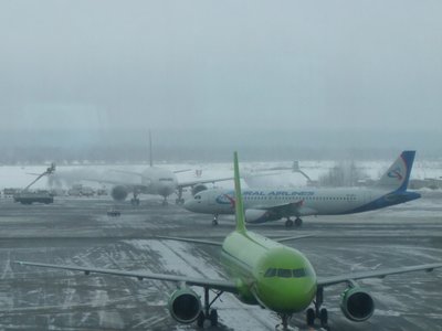 На заднем плане- обработка В 777-300ER  &quot;Cингапурских авиалиний&quot; в Домодедово