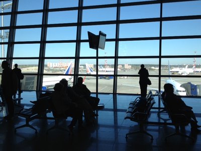 вид на перрон перед терминалом А, оккупированный самолетами Трансаэро